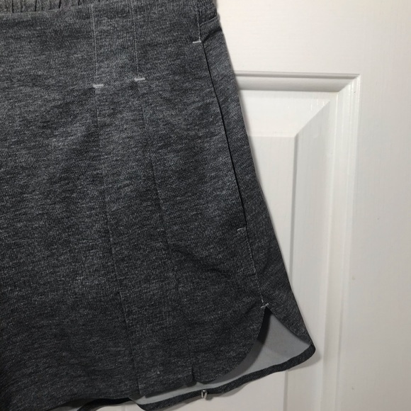 Lululemon shorts-like new size 4 - Picture 6 of 8